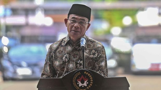 Menko PMK Muhadjir Effendy memberikan sambutan saat silaturahmi Hari Raya Idul Adha 1445 Hijriah di Kantor Kemenko PMK, Jakarta, Rabu (19/6/2024). Menko PMK Muhadjir Effendy menggelar silaturahmi Hari Raya Idul Adha 1445 H dengan pegawai dan media. ANTARA FOTO/Erlangga Bregas Prakoso