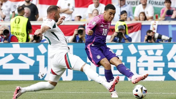 Soccer Football - Euro 2024 - Group A - Germany v Hungary - Stuttgart Arena, Stuttgart, Germany - June 19, 2024 Germany's Jamal Musiala in action with Hungary's Attila Fiola REUTERS/Heiko Becker