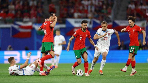 Soccer Football - Euro 2024 - Group F - Portugal v Czech Republic - Leipzig Stadium, Leipzig, Germany - June 18, 2024  Portugal's Bruno Fernandes in action with Czech Republic's Tomas Soucek REUTERS/Lisi Niesner