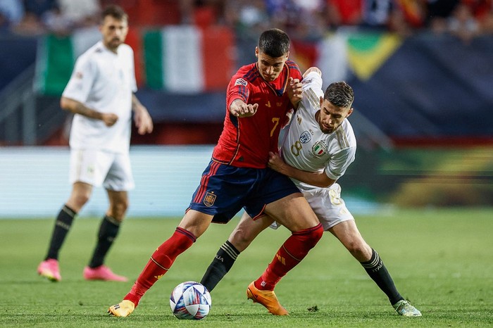 Spains forward Alvaro Morata (C) fights for the ball with Italys midfielder Jorginho  during the UEFA Nations League semi final football match between Spain and Italy at the De Grolsch Veste Stadium in Enschede on June 15, 2023. (Photo by KENZO TRIBOUILLARD / AFP)