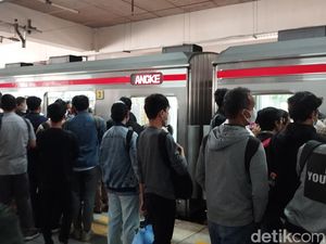 Mengkaji Ulang Rencana Subsidi KRL Berbasis NIK Mengkaji Ulang Rencana Subsidi KRL Berbasis NIK