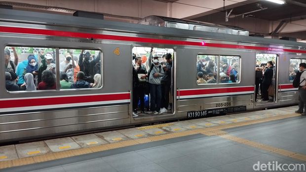 Stasiun Manggarai kembali dipadati penumpang usai libur panjang Idul Adha. KAI Commuter Indonesia (KCI) mengatakan volume penumpang kembali normal. (MI Fawdi/detikcom)