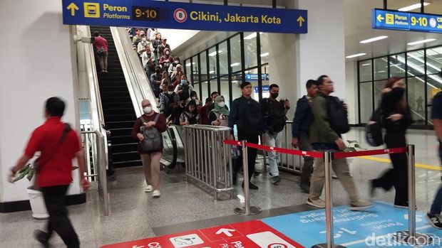 Stasiun Manggarai kembali dipadati penumpang usai libur panjang Idul Adha. KAI Commuter Indonesia (KCI) mengatakan volume penumpang kembali normal. (MI Fawdi/detikcom)