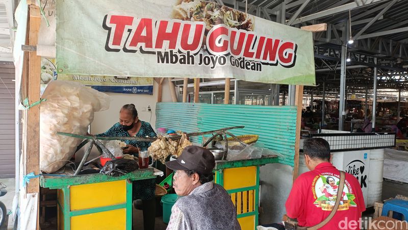 Tahu Guling Mbah Joyo di Pasar Godean sementara, Sidoluhur, Godean, Sleman, Rabu (19/6/2024). Tahu Guling Mbah Joyo di Pasar Godean sementara, Sidoluhur, Godean, Sleman, Rabu (19/6/2024).