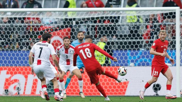 DORTMUND, GERMANY - JUNE 18: Mert Muldur of Turkey scores a goal to make it 1-0  during the UEFA EURO 2024 group stage match between Turkiye and Georgia at Football Stadium Dortmund on June 18, 2024 in Dortmund, Germany.(Photo by James Baylis - AMA/Getty Images)