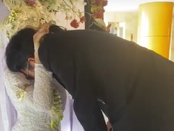 Viral Momen 2 Pria Menangis di Bahu Pengantin Wanita, Bikin Salah Sangka