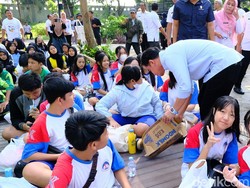 Ajak 608 Anak Makan di Taman Balekambang, Gibran Bagi Buku Sampul Jan Ethes