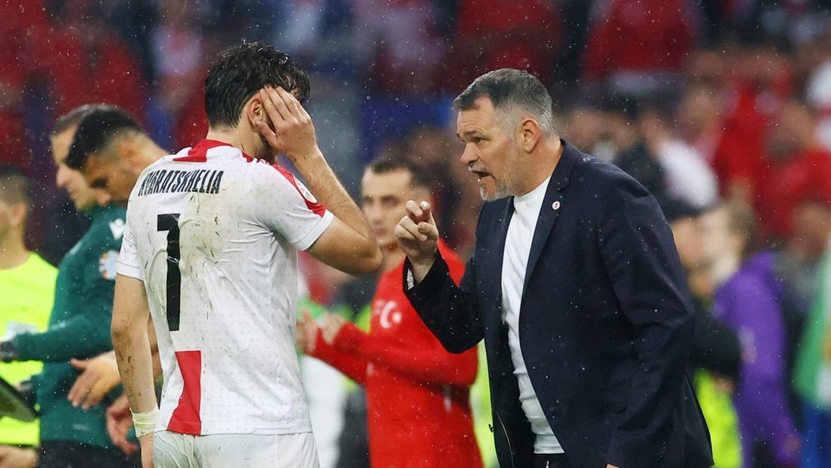 Pelati Georgia Willy Sagnol tetap bangga dengan perjuangan anak asuhnya saat dikalahkan Turki (REUTERS/Bernadett Szabo)