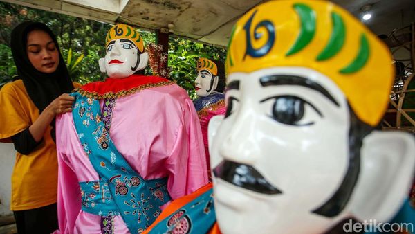 Yuk, Intip Pembuatan Ondel-ondel di Setu Babakan