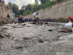 Aksi Bersih-bersih Sampah di Sungai Cileueur Ciamis