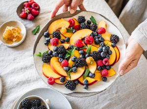 30 Camilan Malam yang Bantu Turunkan Berat Badan, Ada Makanan dan Minuman