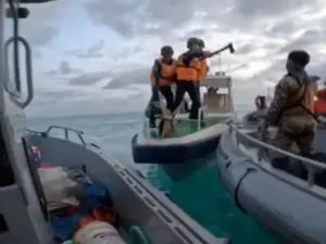 Ngeri! Tabrak Kapal Filipina, Penjaga Pantai China Bawa Pedang-Tombak Ngeri! Tabrak Kapal Filipina, Penjaga Pantai China Bawa Pedang-Tombak