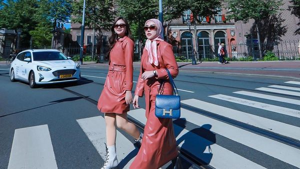 Kompak Abis! Gaya Bella Shofie dan Putri Rigan Liburan di Paris
