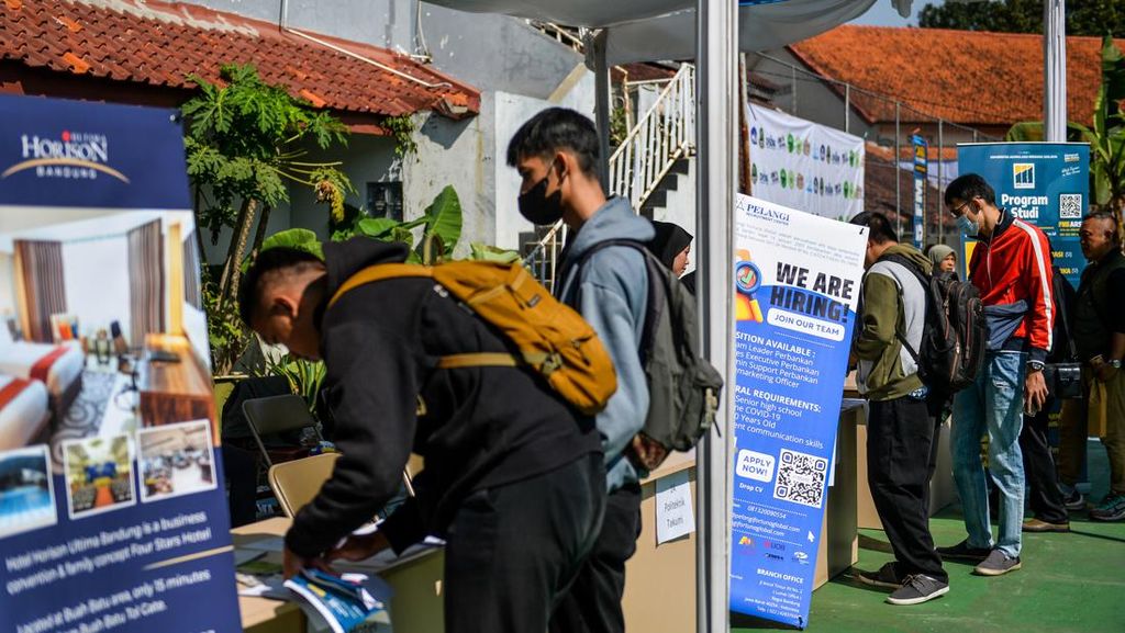 Lulusan SMK Berburu Lowongan di Bursa Kerja Bandung Lulusan SMK Berburu Lowongan di Bursa Kerja Bandung
