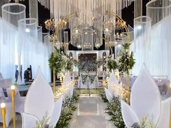 Pernikahan Viral, Digelar di Lapangan Tanah Rasanya bak di Gedung Mewah