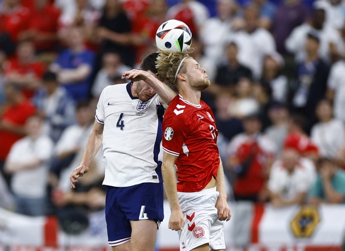 Soccer Football - Euro 2024 - Group C - Denmark v England - Frankfurt Arena, Frankfurt, Germany - June 20, 2024 Englands Declan Rice in action with Denmarks Morten Hjulmand REUTERS/John Sibley