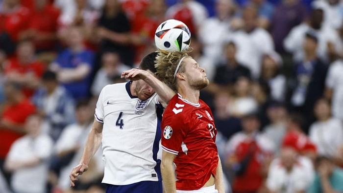 Soccer Football - Euro 2024 - Group C - Denmark v England - Frankfurt Arena, Frankfurt, Germany - June 20, 2024 Englands Declan Rice in action with Denmarks Morten Hjulmand REUTERS/John Sibley