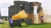 Aktivis Lingkungan yang Semprotkan Cat Oranye ke Stonehenge Diadili Aktivis Lingkungan yang Semprotkan Cat Oranye ke Stonehenge Diadili