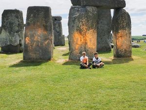 Dunia Hari Ini: Monumen Prasejarah Inggris Jadi Sasaran Serangan Aktivis Iklim