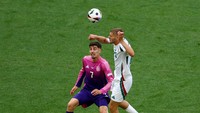 Lanjut, kali ini ada pemain Jerman Kai Havertz bersama pemain Hungaria yakni Marton Dardai saat duel udara di laga Jerman vs Hungaria di Stuttgart Arena. REUTERS/Leonhard Simon