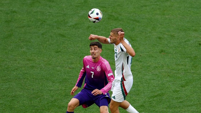 Ekspresi Duel Udara Paling Kocak di Euro 2024