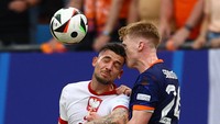 Kemudian ada duel udara antara pemain Polandia Jakub Moder dan pemain Belanda Jerdy Schouten. REUTERS/Kacper Pempel