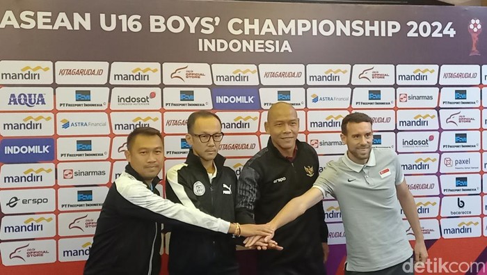 Empat pelatih grup A Piala AFF U-16 saat konferensi pers di Solo Paragon Hotel, Kamis (20/6/2024).