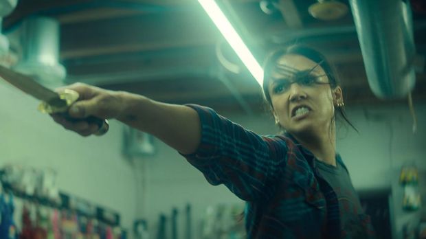 Film Trigger Warning (2024) karya sutradara Mouly Surya yang dibintangi Jessica Alba.