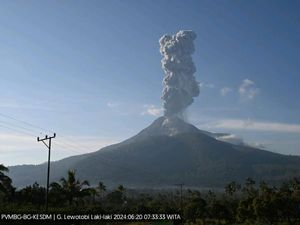 8 Desa Terpapar Abu Gunung Lewotobi, Warga Mengeluh Gatal-gatal 8 Desa Terpapar Abu Gunung Lewotobi, Warga Mengeluh Gatal-gatal