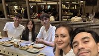Hangatnya Momen Kulineran Donna Agnesia Bareng Keluarga