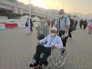 Bakti Herjuno Aji Melayani Sang Ayah Selama di Tanah Suci