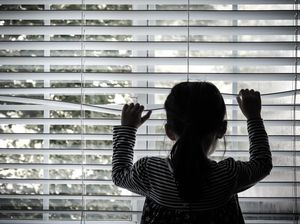 Horor di Balik Pintu Rumah Pasutri yang Paranoid COVID-19 Horor di Balik Pintu Rumah Pasutri yang Paranoid COVID-19