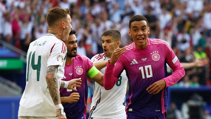 Soccer Football - Euro 2024 - Group A - Germany v Hungary - Stuttgart Arena, Stuttgart, Germany - June 19, 2024 Germanys Jamal Musiala celebrates scoring their first goal with Ilkay Gundogan as Hungarys Bendeguz Bolla and Adam Nagy react REUTERS/Lee Smith