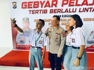 Kapolda Maluku Motivasi Pelajar SMA Jadi Pelopor Keselamatan Berlalu Lintas Kapolda Maluku Motivasi Pelajar SMA Jadi Pelopor Keselamatan Berlalu Lintas