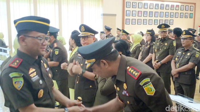 Kepala Kejaksaan Tinggi (Kajati) Jateng Ponco Hartanto usai melantik 11 Kajari gres di Semarang, Kamis (20/6/2024). Kepala Kejaksaan Tinggi (Kajati) Jateng Ponco Hartanto usai melantik 11 Kajari gres di Semarang, Kamis (20/6/2024).