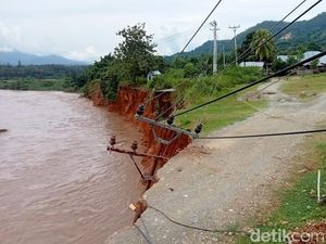 Banjir Terjang Bone Bolango Gorontalo, Jalan Penghubung Antarkecamatan Terputus Banjir Terjang Bone Bolango Gorontalo, Jalan Penghubung Antarkecamatan Terputus