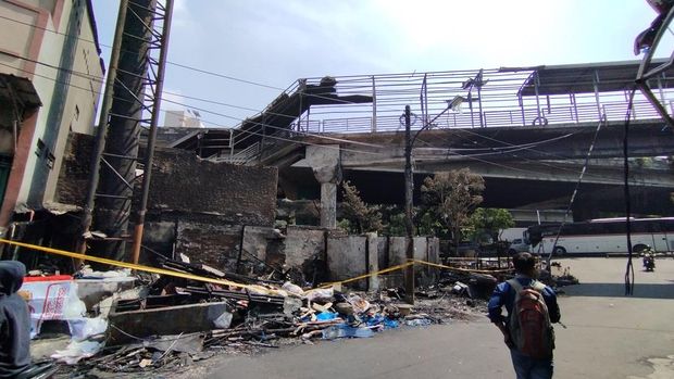 Korban kebakaran pemukiman di Grogol Jakbar mengungsi di bawah kolong Tol