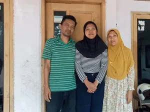 Kisah Perjuangan Loves, Anak Penjual Rempeyek yang Lolos SNBP UGM & Raih Kuliah Gratis Kisah Perjuangan Loves, Anak Penjual Rempeyek yang Lolos SNBP UGM & Raih Kuliah Gratis