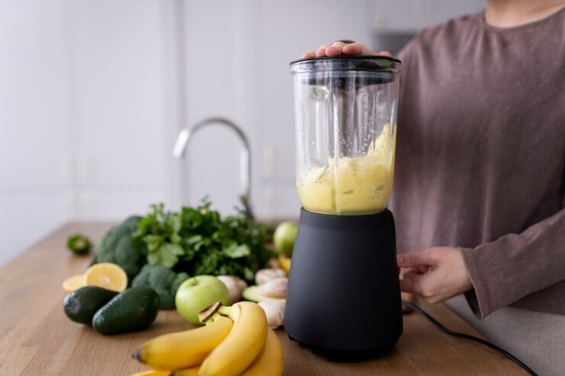 Makanan yang tidak boleh masuk ke dalam blender/Foto: Freepik/@freepik Makanan yang tidak boleh masuk ke dalam blender