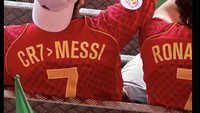 Jersey ini bahkan mendaulat Ronaldo sebagai GOAT sejati, mengungguli Lionel Messi! Foto: dok. Internet/X (Twitter)