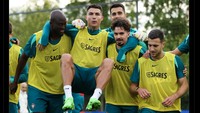 Ronaldo diledek sudah habis sampai harus digendong rekan-rekan satu timnya di Portugal, di dalam dan luar lapangan. Foto: dok. Internet/X (Twitter)