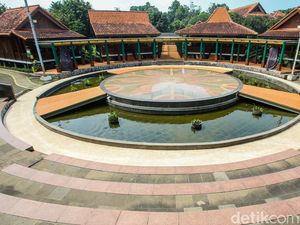 Video: Menikmati Sore di Museum Betawi Setu Babakan Video: Menikmati Sore di Museum Betawi Setu Babakan