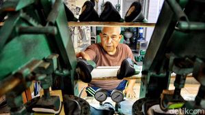 Menilik Produksi Sepatu dan Sandal di Eks Lokalisasi Dolly