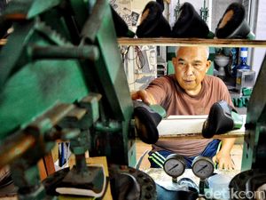 Menilik Produksi Sepatu dan Sandal di Eks Lokalisasi Dolly Menilik Produksi Sepatu dan Sandal di Eks Lokalisasi Dolly