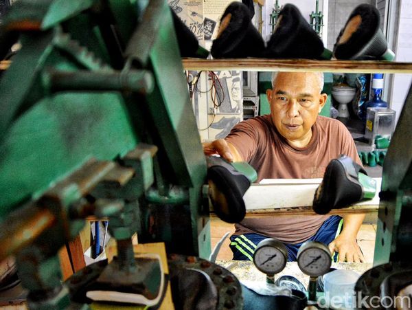 Menilik Produksi Sepatu dan Sandal di Eks Lokalisasi Dolly