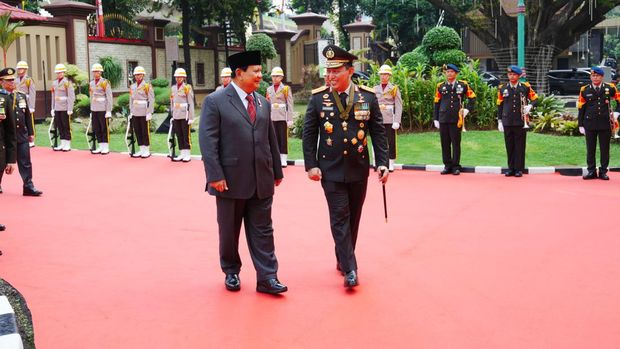 Momen Prabowo terima Bintang Bhayangkara Utama. (Dok. Istimewa)