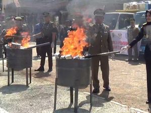 Jutaan Batang Rokok Ilegal di Sumedang Lenyap Jadi Abu Jutaan Batang Rokok Ilegal di Sumedang Lenyap Jadi Abu