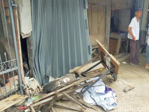 Minibus Tabrak Warung Kue di Palembang, Sopir Diduga Mengantuk