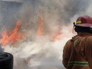 Api Bakaran Sampah Merambat ke Tumpukan Ban di Bekasi, Asap Hitam Membubung