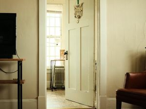 Pintu Kayu vs Pintu Baja, Mana yang Lebih Bagus? Pintu Kayu vs Pintu Baja, Mana yang Lebih Bagus?